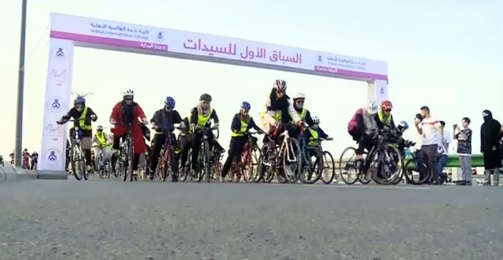 أول سباق نسائي للدراجات الهوائية بالسعودية