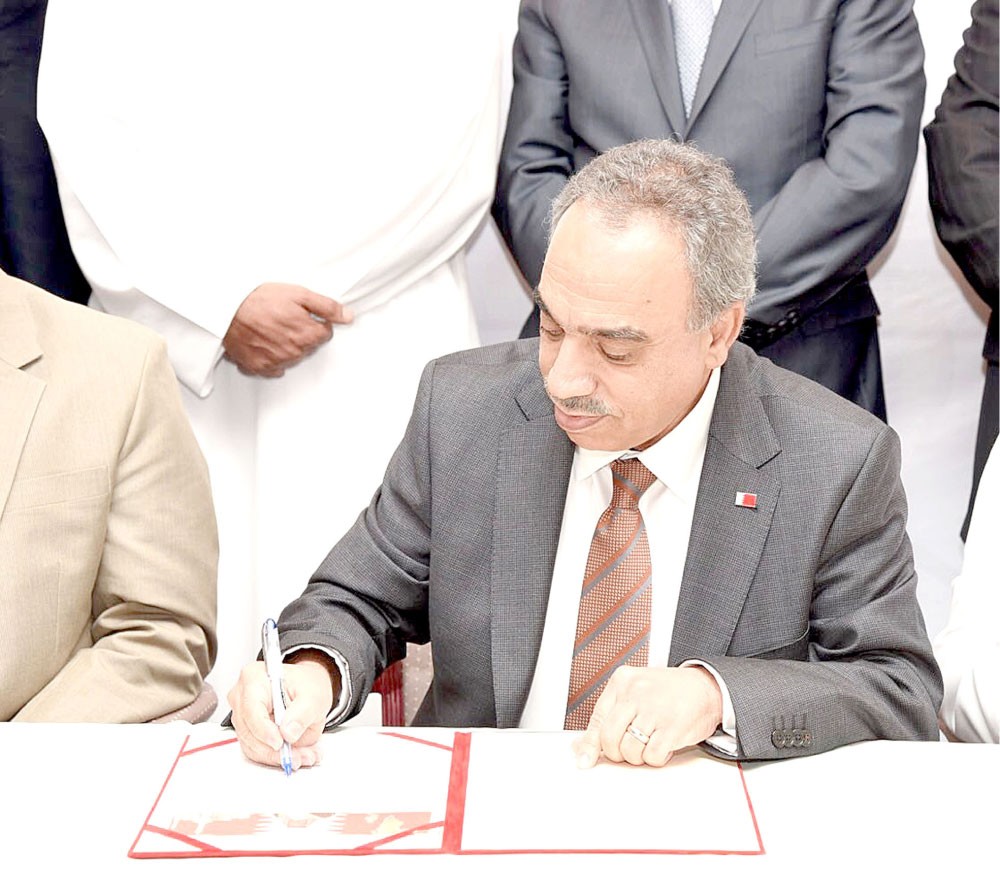 وزير الأشغال يوقع اتفاقية إنشاء مبنى الزراعة