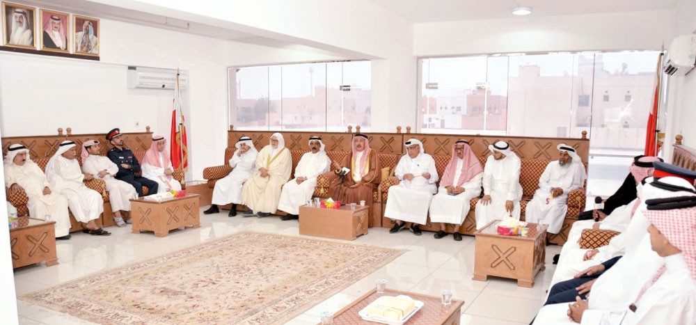 محافظ المحرق للمواطنين: بلغوا ضد التجار الجشعين