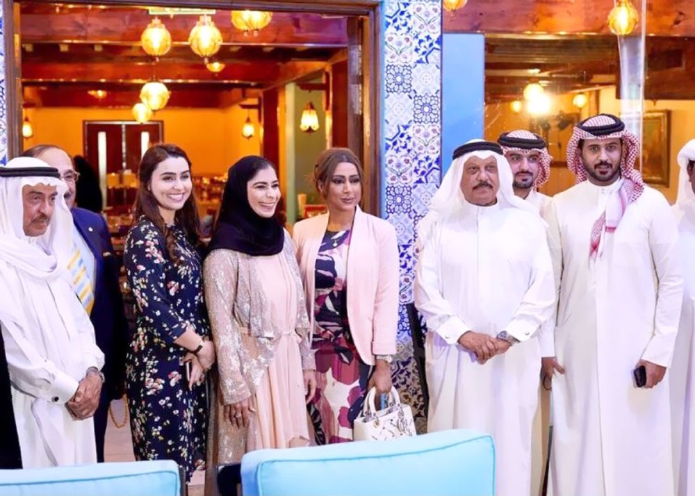 مطاعم عائشة بهلول تستقبل مشاهير البحرين 