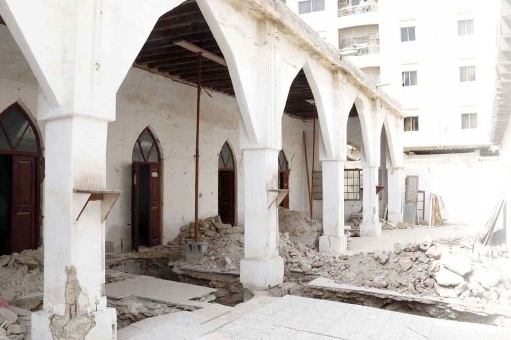 الآسيويون  ينتهكون حرمة مسجد المهزع بالمنامة 