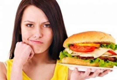 دراسة: تناول الوجبات السريعة يؤخر الحمل