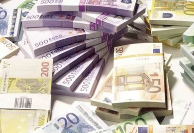اليورو ينزل عن 1.18 دولار لمخاوف ديون إيطاليا