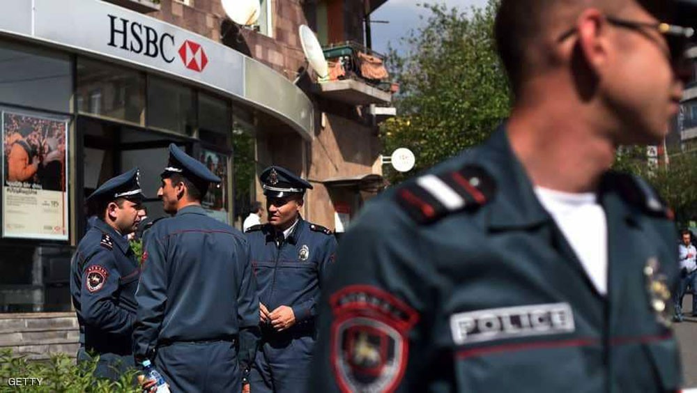 ضابط شرطة يسطو على بنك ويقتل شخصين
