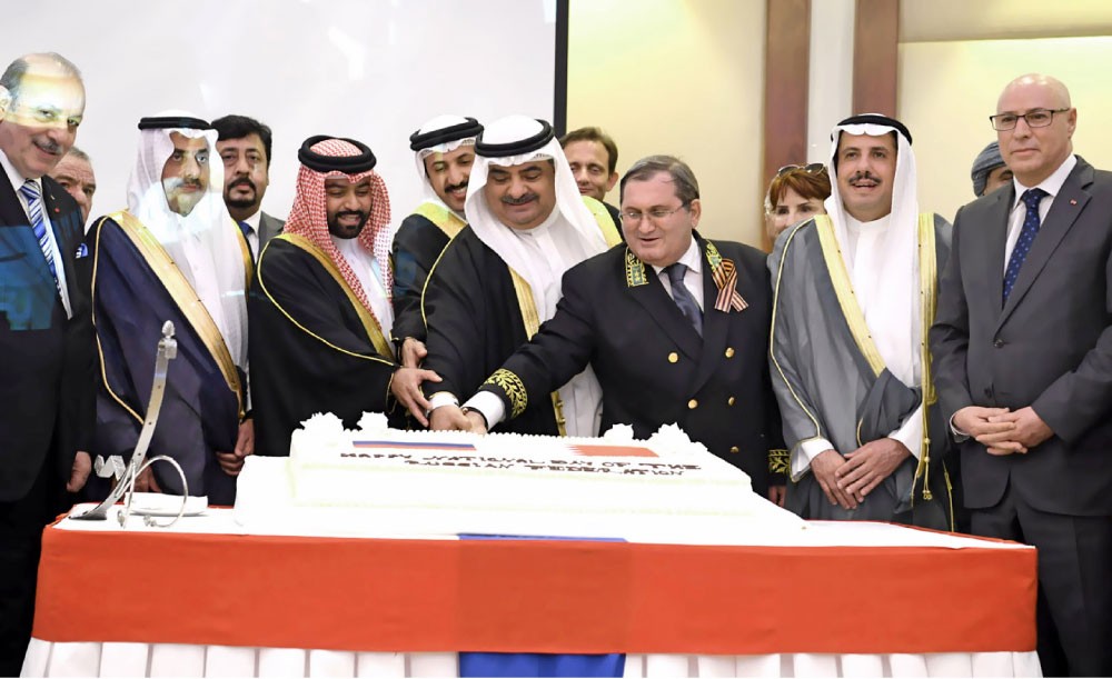 سمو الشيخ سلمان بن خليفة يحضر حفل السفارة الروسية  