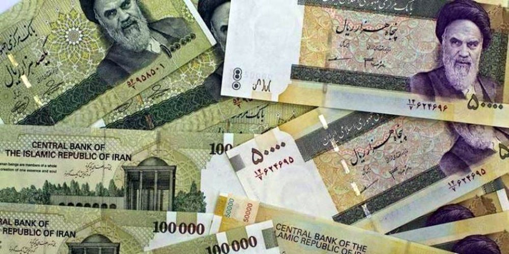 الريال الإيراني يهوي إلى مستوى قياسي