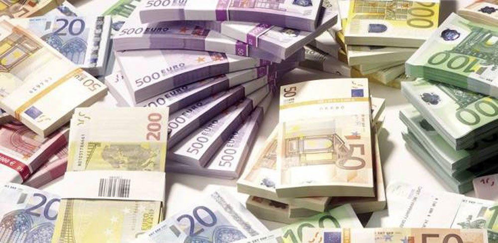 اليورو ينزل عن 1.18 دولار لمخاوف ديون إيطاليا