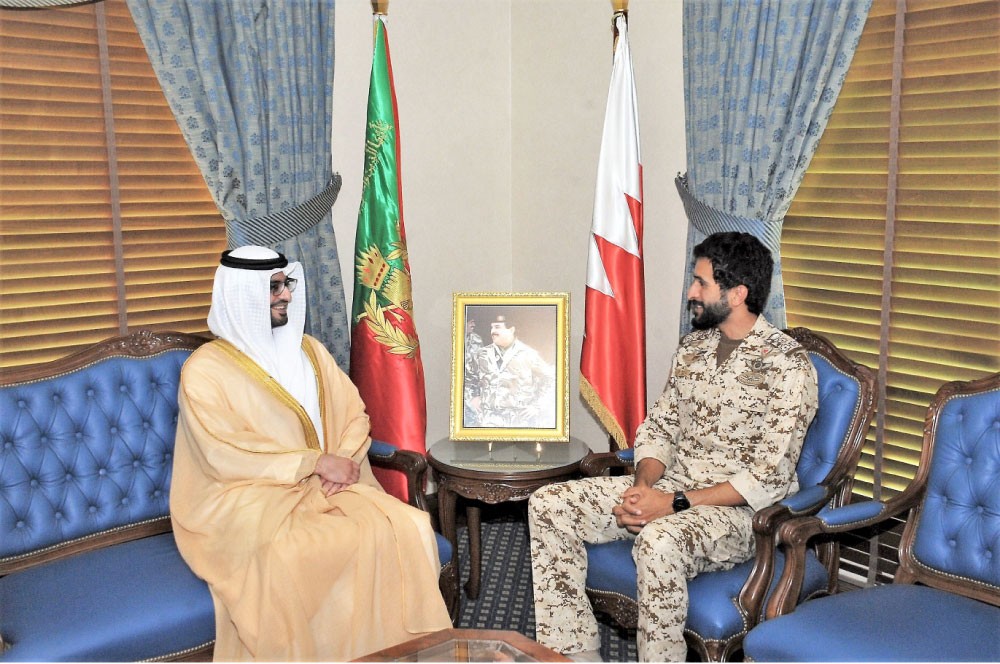 ناصر بن حمد يشيد بالعلاقات مع الإمارات