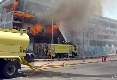 إخماد حريق بمبنى قيد الإنشاء في السيف