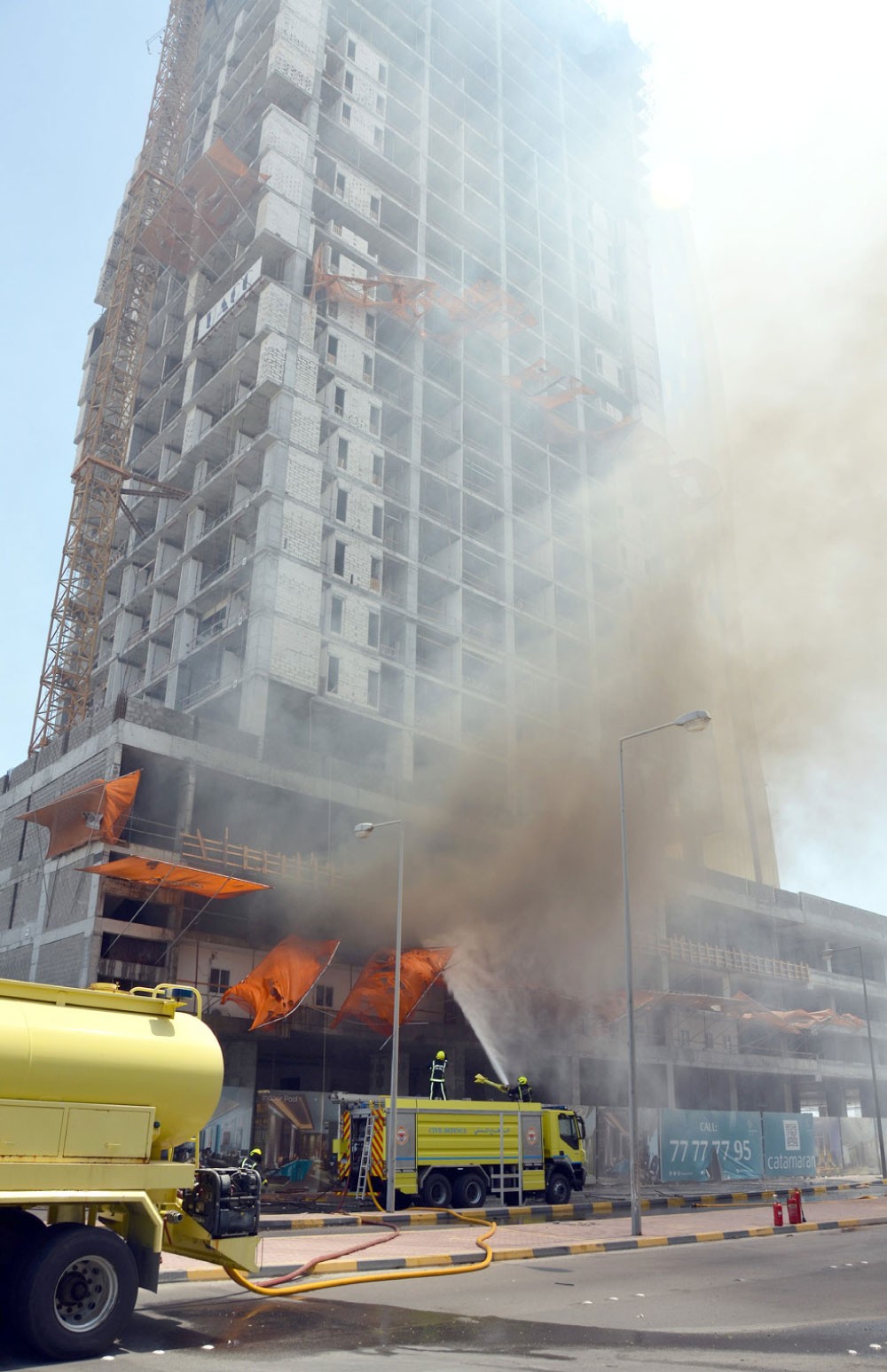 إخماد حريق بمبنى قيد الإنشاء في السيف