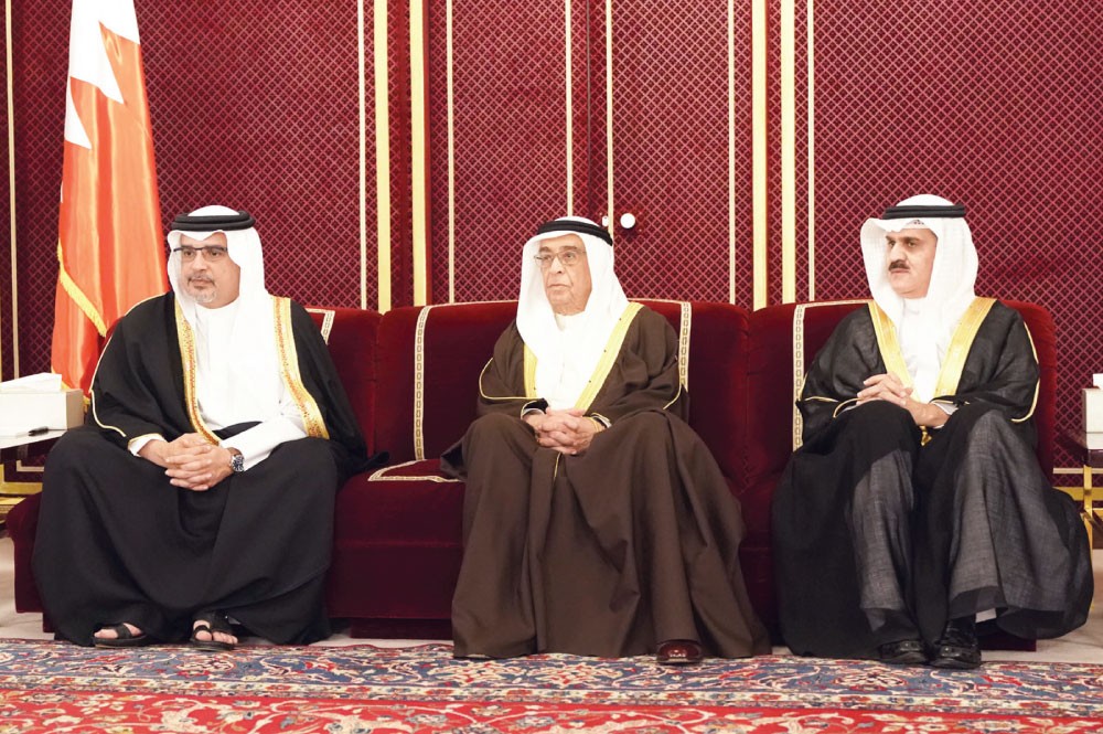 سمو ولي العهد يستقبل المعزين بوفاة سمو الشيخة هالة بنت دعيج