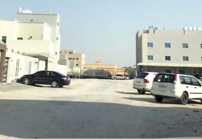 عدسة “البلاد”: “الأشغال” وعدت برصف مجمع 1038 بصدد منذ 7 سنوات... ولم تفِ