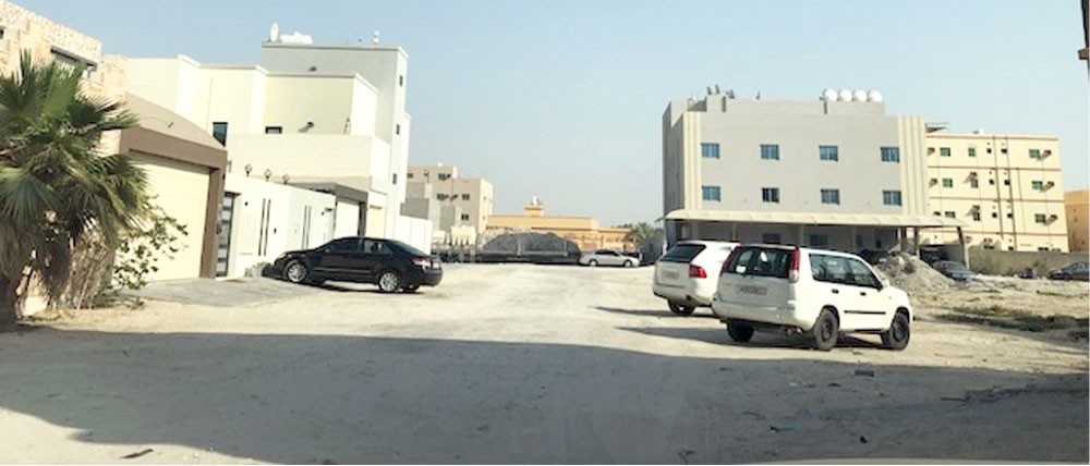 عدسة “البلاد”: “الأشغال” وعدت برصف مجمع 1038 بصدد منذ 7 سنوات... ولم تفِ