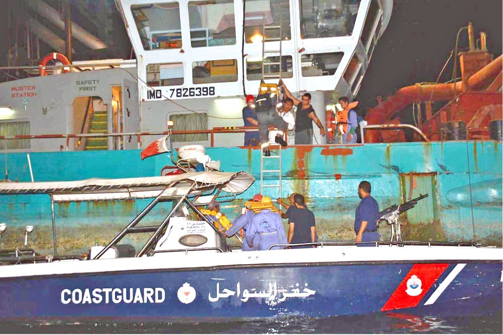 إنقاذ بحارة حفارة محلية إثر تسرب المياه
