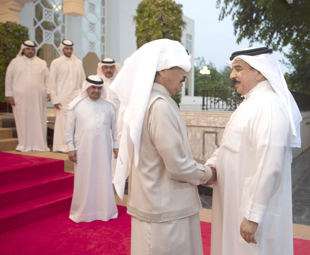 العاهل يشيد بالدور الكبير لسمو رئيس الوزراء في النهوض بالعمل الحكومي