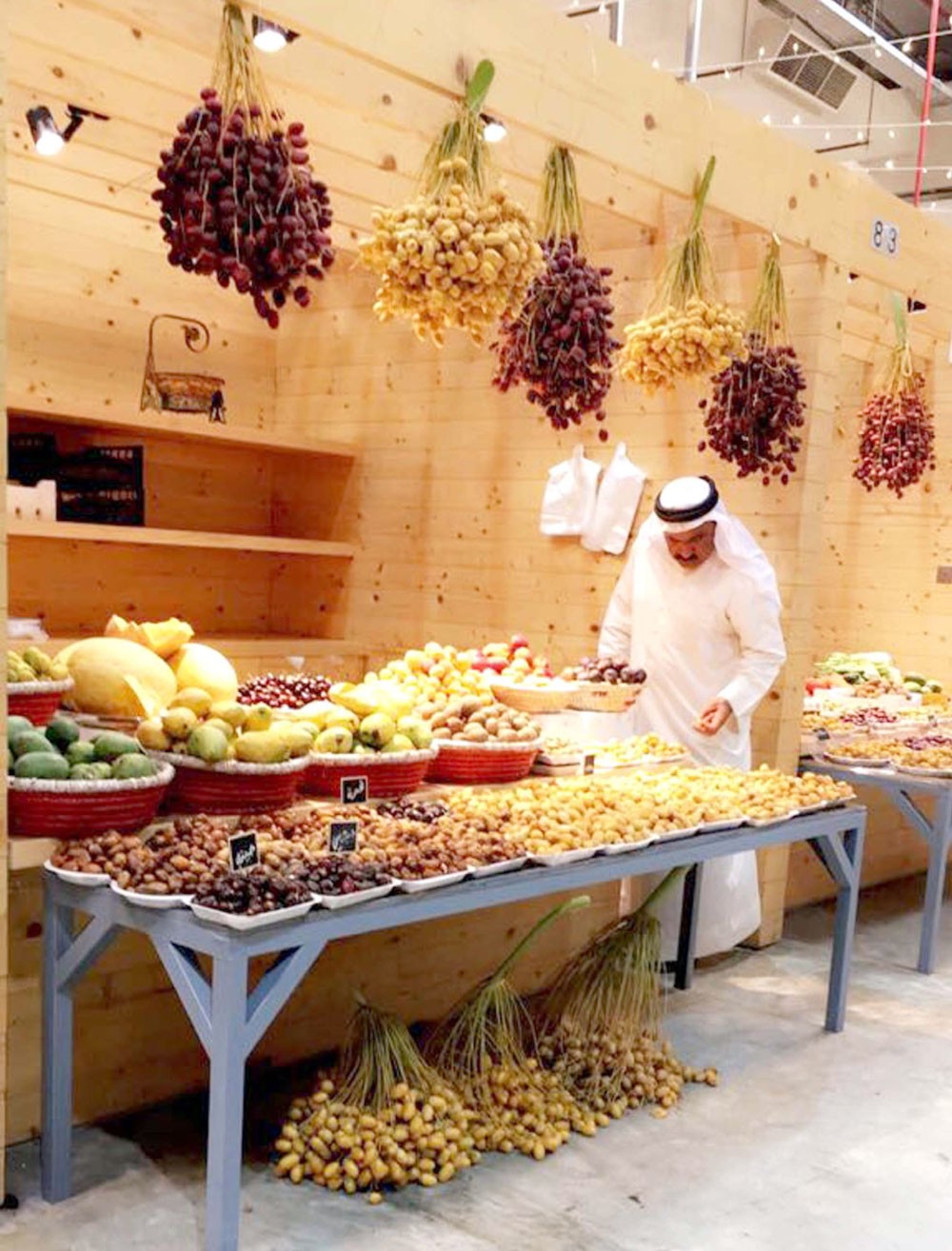 رطب “بلد المليون نخلة” يتباهى بحلاوته