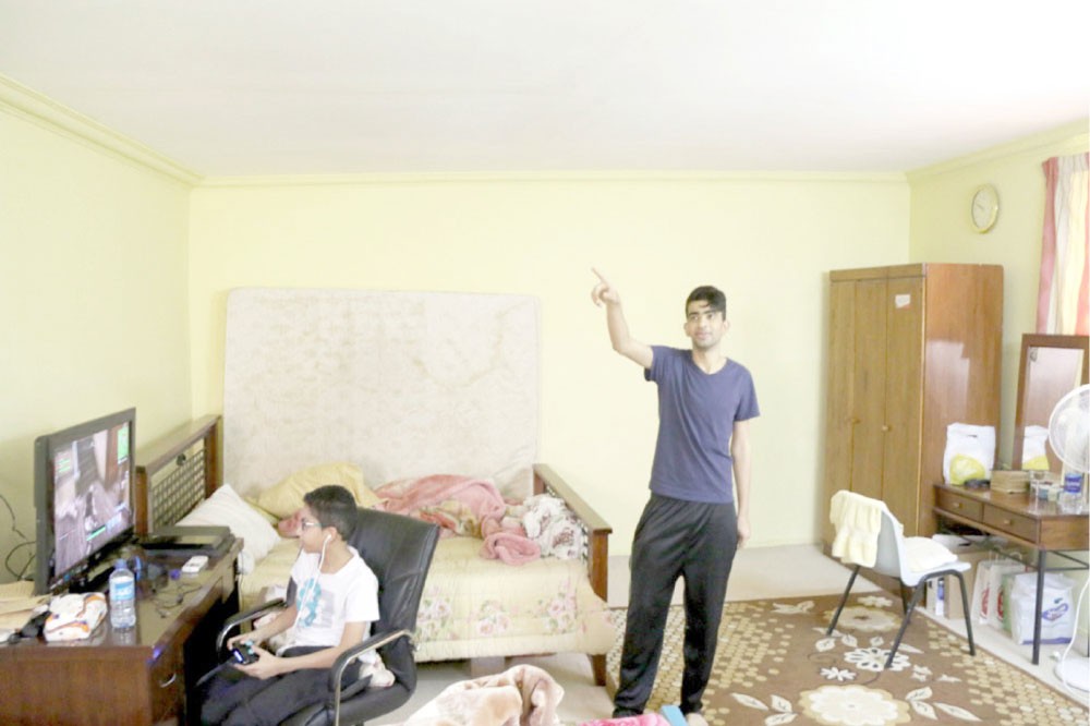 مواطن خمسيني بلا “إسكان” وابنه يسكن في “السطح”