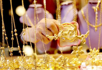 الذهب يتراجع 5.3 %... والطلب يرتفع محليا 50 %