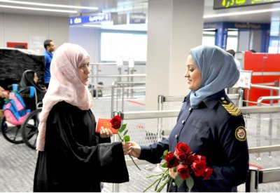 “الجوازات” تستقبل الحجاج بالورود