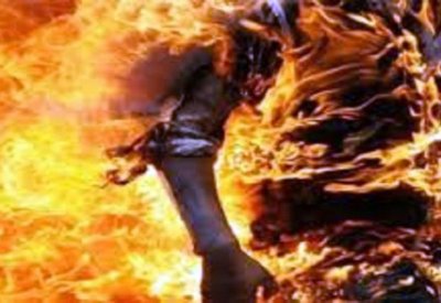 حرقت زوجها ونفسها بعد معركة عنيفة