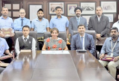 “يوسف خليل المؤيد” تكافئ موظفيها