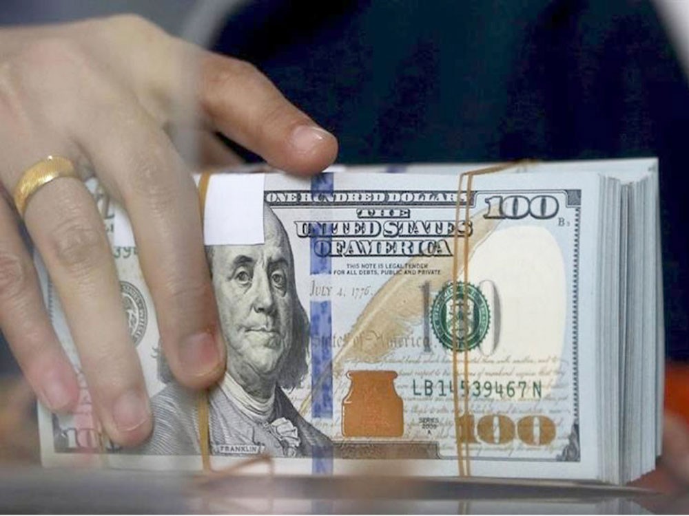 الدولار يصعد مع تجدد مخاوف الحرب التجارية