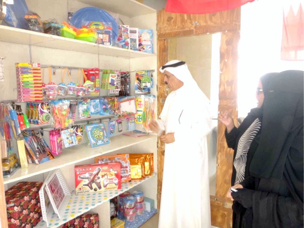 “دكان الجوائز” لمن يحل الواجبات ويحضر مبكرا ويحترم المعلمات