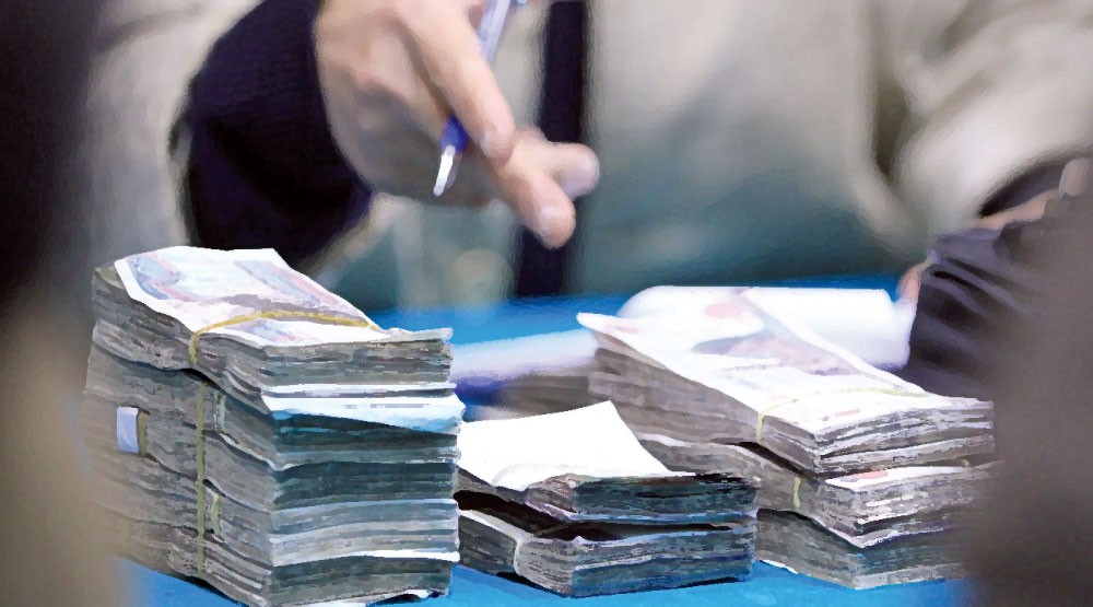 محتال يدعي استثمار الأموال بالعقارات