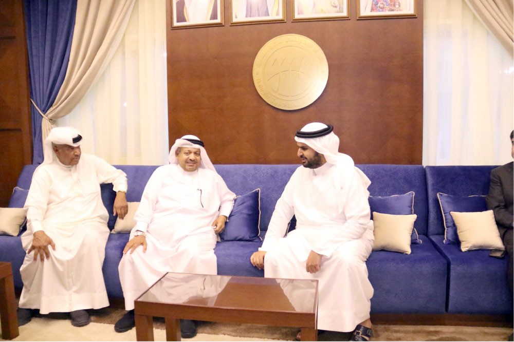 سمو الشيخ عيسى بن علي يستقبل مجلس إدارة نادي البحرين