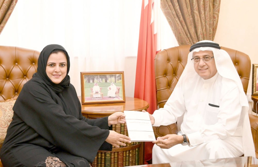 الحمر يشيد بإسهامات المرأة بمسيرة العمل الوطني