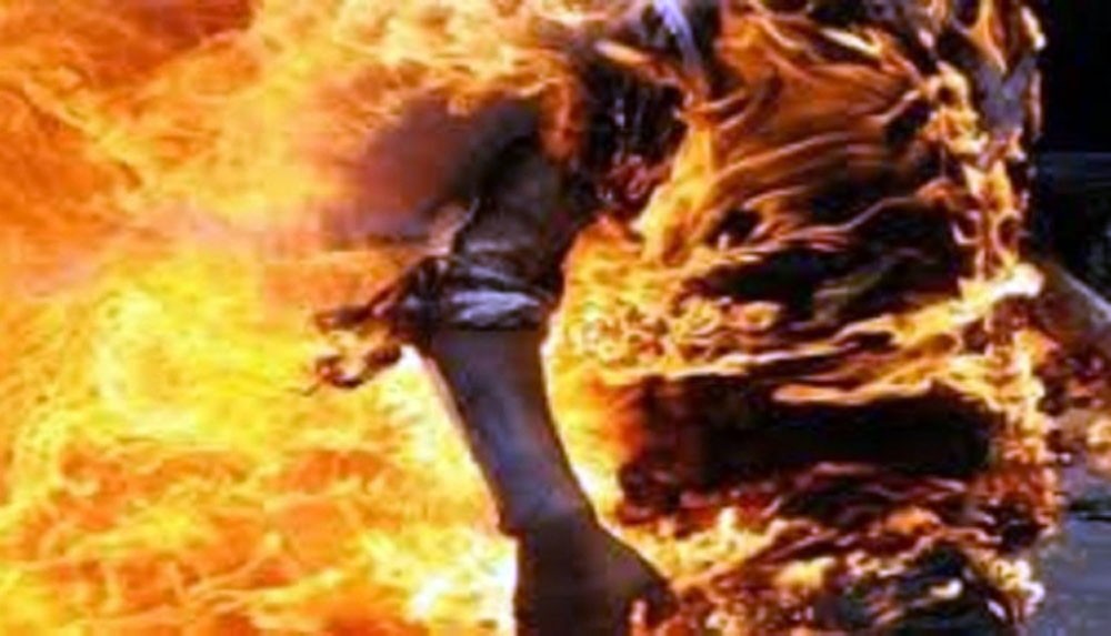 حرقت زوجها ونفسها بعد معركة عنيفة