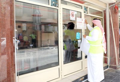 “التجارة” تغلق 3 محلات بالحورة وتحيل أصحابها للنيابة
