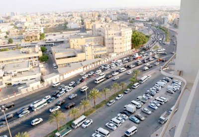 عدسة “البلاد”: تقاطع السلمانية زحام “لا يرحم” ولا حلول قريبة