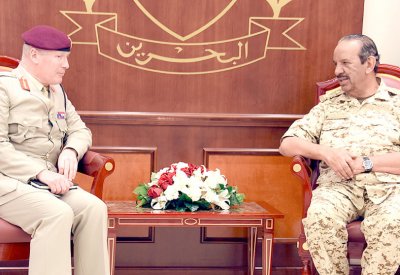 القائد العام يشيد بالتعاون العسكري مع بريطانيا