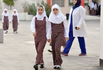 لا مكيفات بصف خشبي بـ “هاجر الابتدائية” منذ بداية الفصل