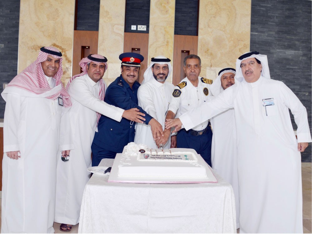 “الجسر” تعايد مديري الإدارات الحكومية ومنسوبيها