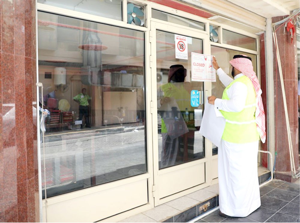 “التجارة” تغلق 3 محلات بالحورة وتحيل أصحابها للنيابة