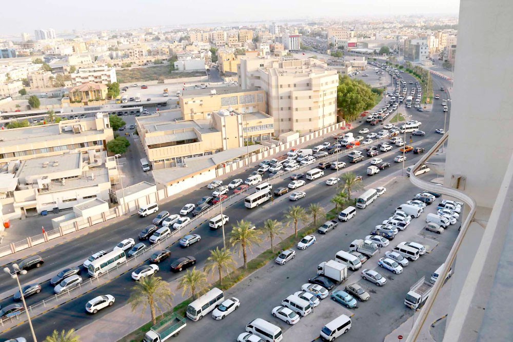 عدسة “البلاد”: تقاطع السلمانية زحام “لا يرحم” ولا حلول قريبة