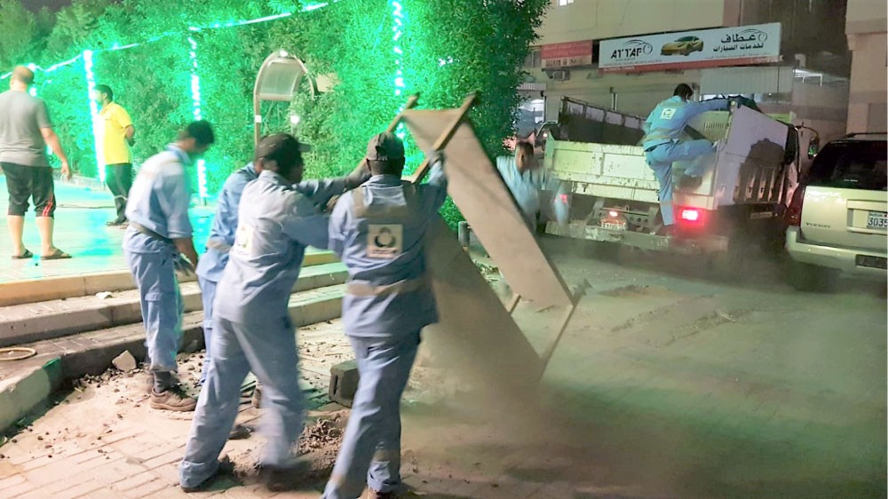 بلدية “الجنوبية” تزيل مخالفات 8 مقاه تشغل الطريق