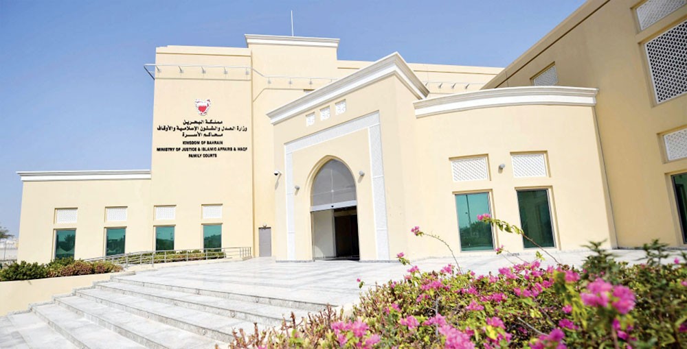 فنان سعودي يطالب بإعادة زوجته البحرينية إلى عصمته