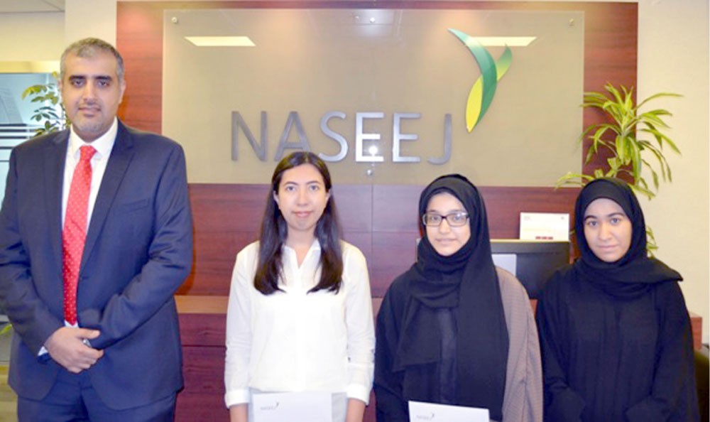 3 جامعيـات ينهيـن تدريبهـن فـي “نسيـج”
