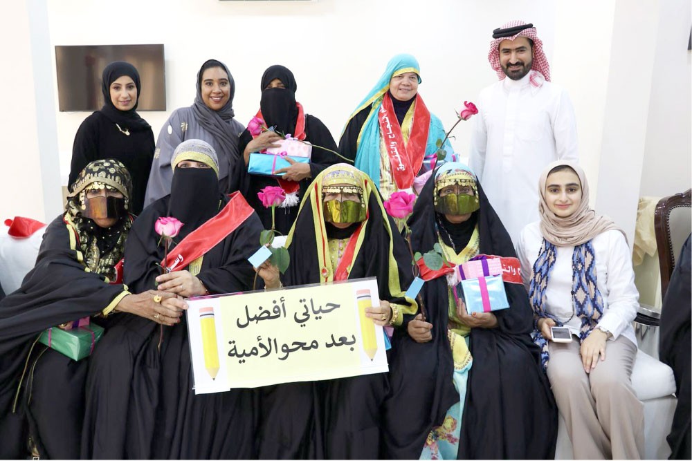 تكريم 35 مسنا باليوم العالمي لمحو الأمية