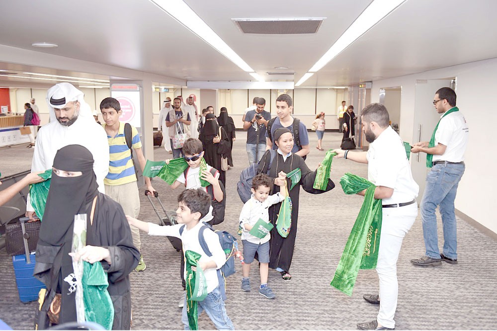 المطار يستقبل السعوديين بالهدايا