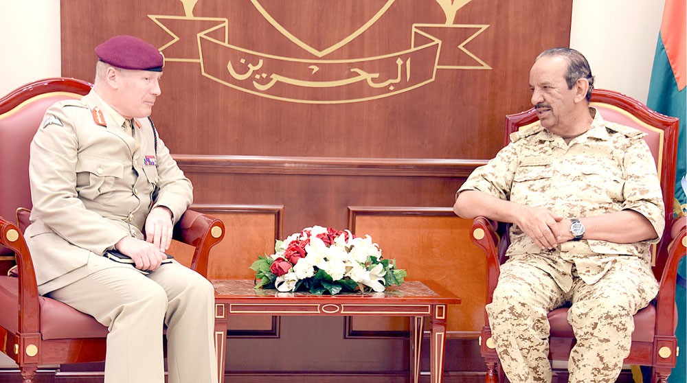 القائد العام يشيد بالتعاون العسكري مع بريطانيا