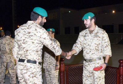 خالد بن حمد يمنح أوسمة تقديرية للعائدين من اليمن