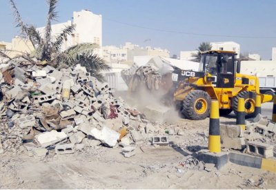 هدم بيوت آيلة للسقوط في الجنوبية