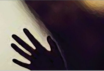 سرق فتاة بالإكراه فرمت بنفسها من سيارته