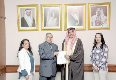 تكريم مدير يستقبل طلابه عند بوابة المدرسة يوميًا