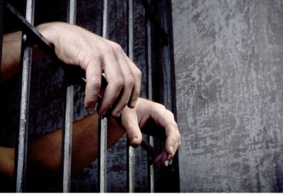 يدير شبكة تهريب مخدرات من السجن
