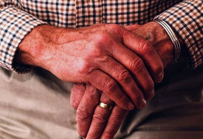 اعتقال مسن عمره 102 بتهمة جنسية